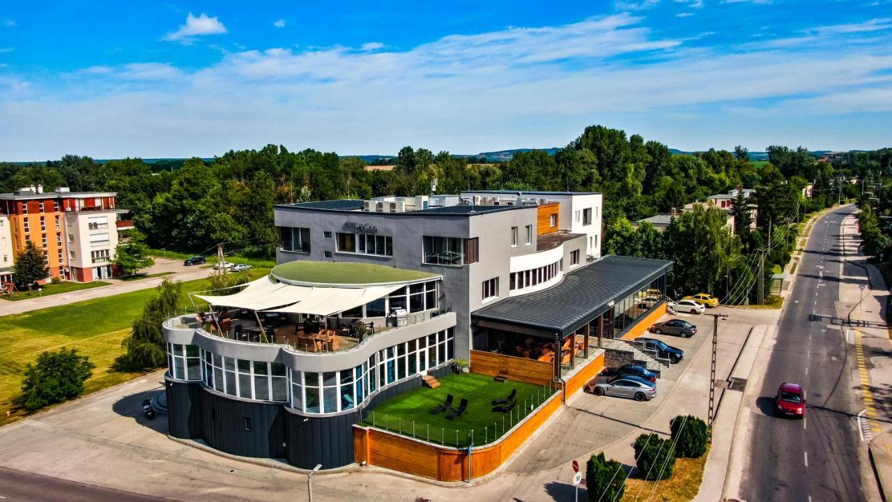 Hotel Kristaly Konferencia & Wellness Ajka Экстерьер фото